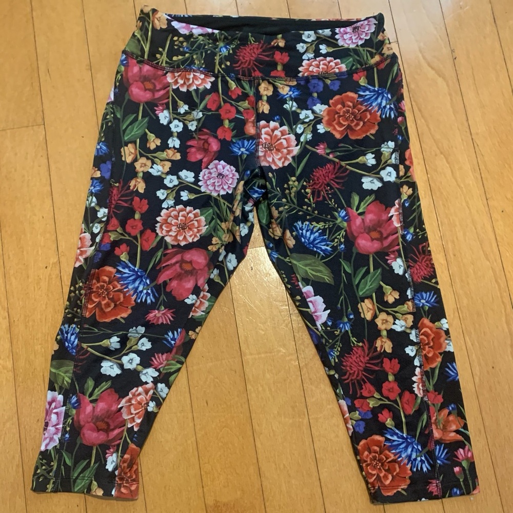 LuLaRoe cropped leggings black flowers Large